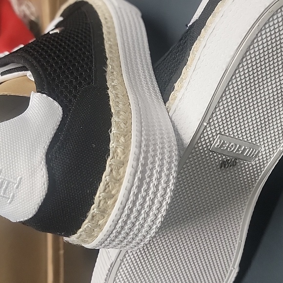 Tommy Hilfiger Womens Chirley Black SNEAKERS 9.5M New In Box! - Picture 3 of 3